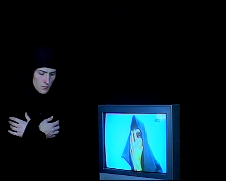 Евтела рядом с телевизором в своём видеокадре